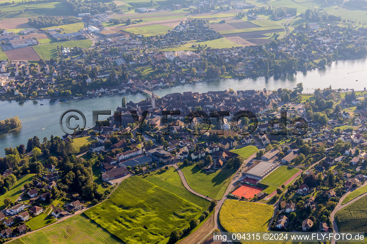 Vue aérienne de Pont sur le Rhin à Stein am Rhein dans le département Schaffhouse, Suisse