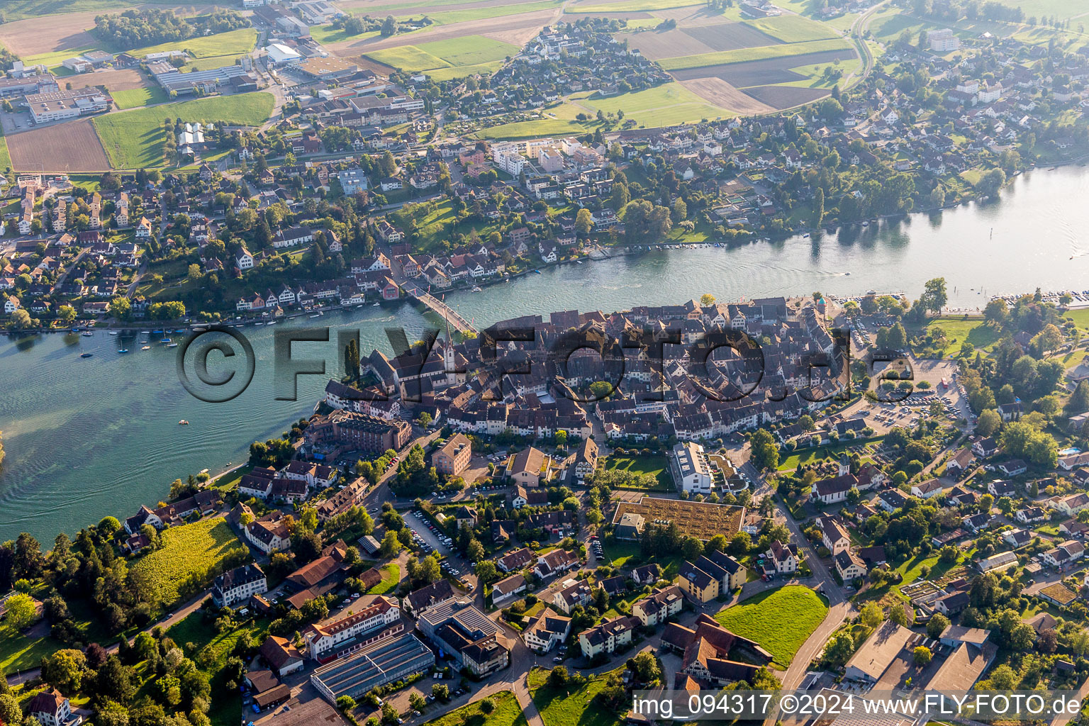 Vue aérienne de Rivière - structure de pont sur le Rhin à Stein am Rhein dans le département Schaffhouse, Suisse