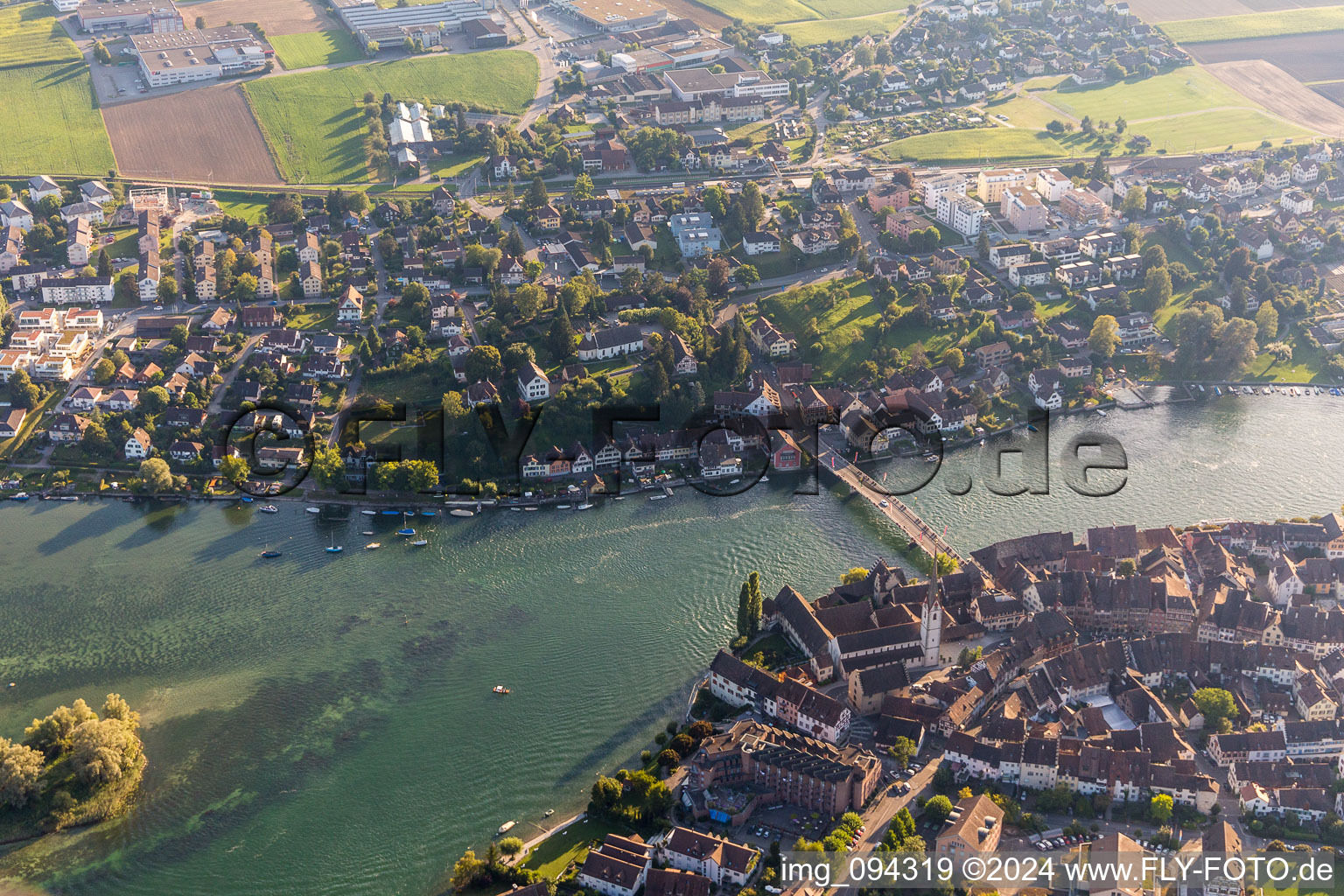 Vue aérienne de Rivière - structure de pont sur le Rhin à Stein am Rhein dans le département Schaffhouse, Suisse