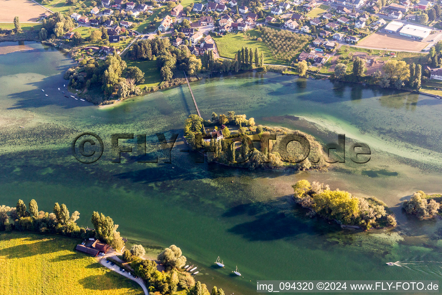 Vue aérienne de Île du Werd sur les rives du Rhin à Stein am Rhein dans le canton de Schaffhouse à Eschenz dans le département Thurgovie, Suisse