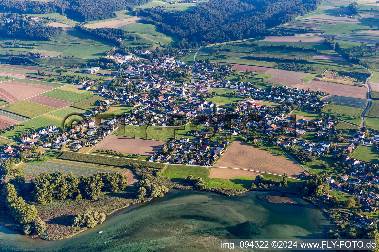 Vue aérienne de Zones riveraines du Rhin à Eschenz dans le département Thurgovie, Suisse