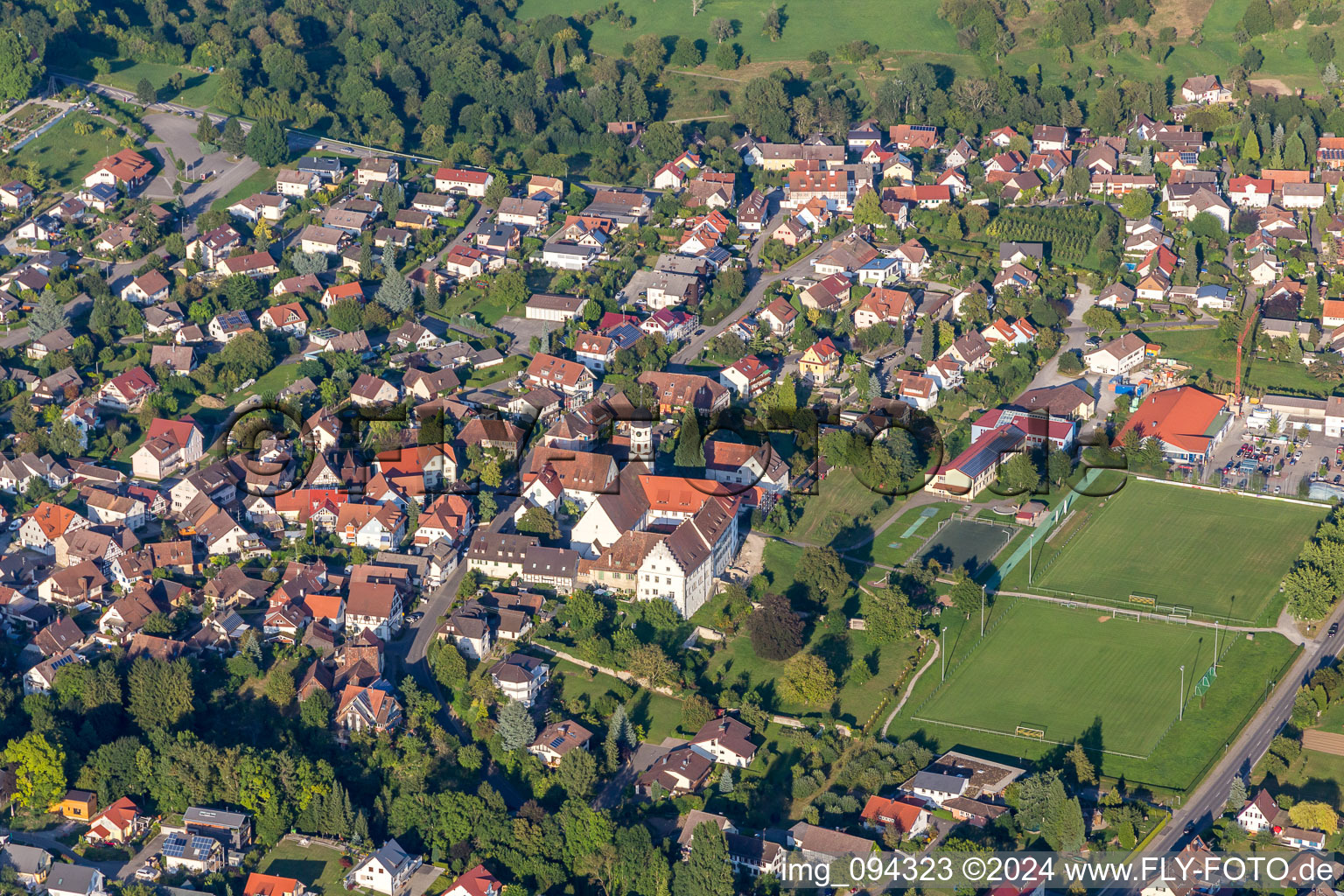 Vue aérienne de Ensemble immobilier du monastère des chanoines augustins Öhningen devant l'église Saint-Hippolyte et Véréna à le quartier Stiegen in Öhningen dans le département Bade-Wurtemberg, Allemagne