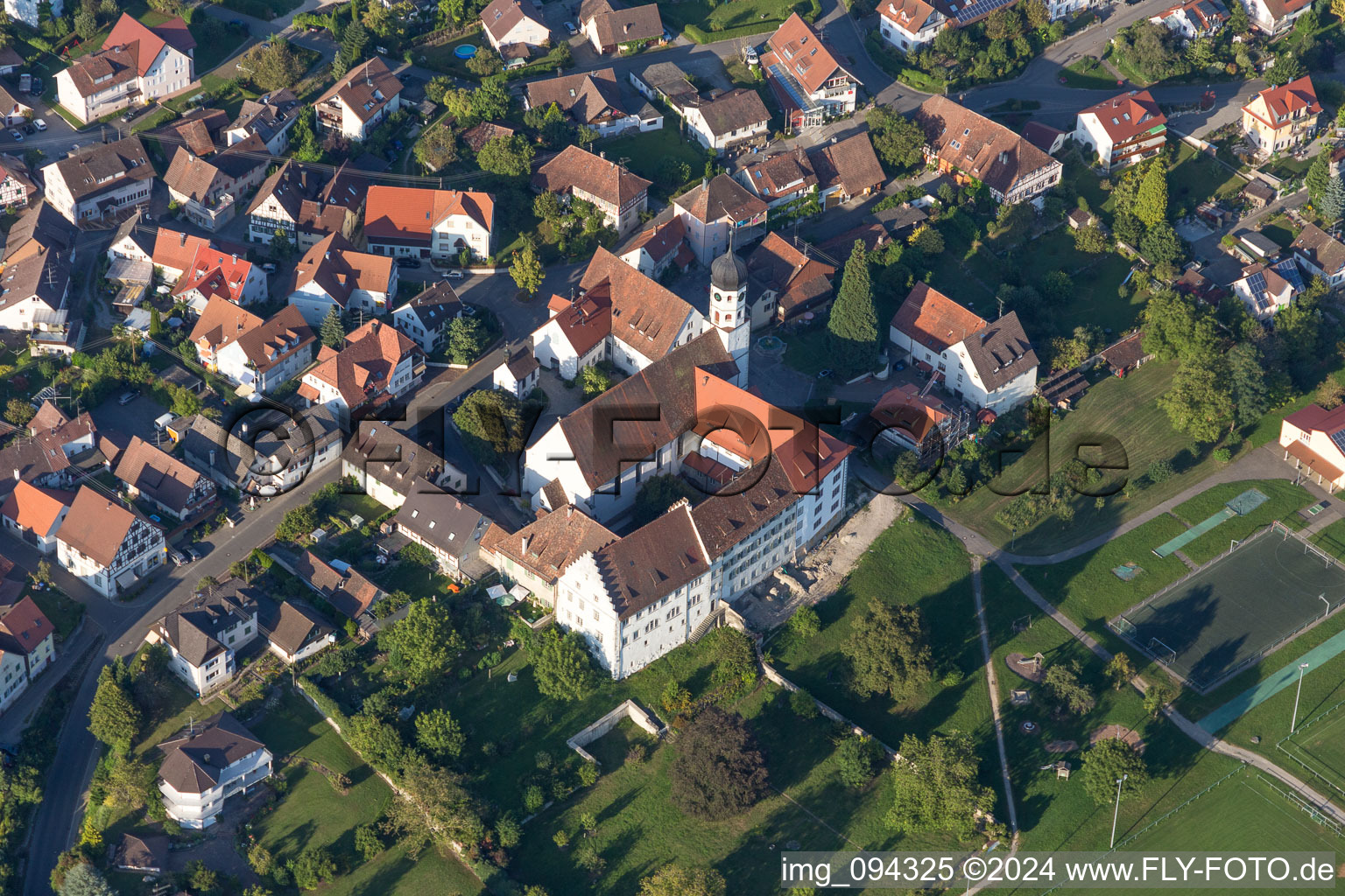 Vue aérienne de Ensemble immobilier du monastère des chanoines augustins à le quartier Stiegen in Öhningen dans le département Bade-Wurtemberg, Allemagne