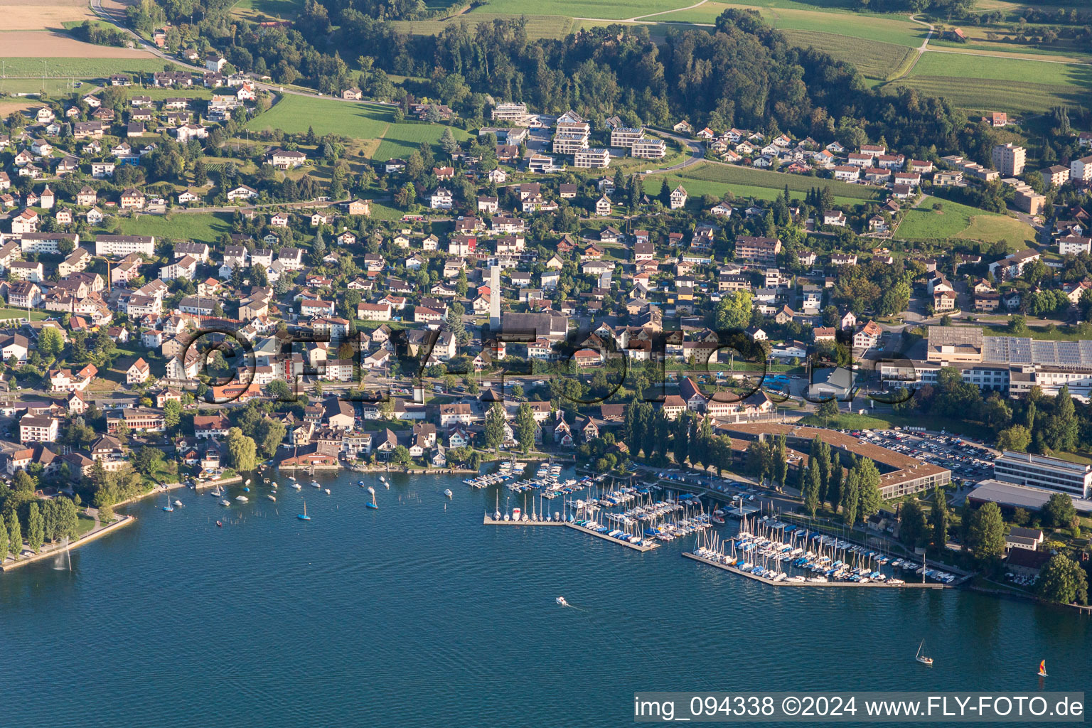 Vue aérienne de Marina avec amarrages pour bateaux de plaisance et amarrages pour bateaux au bord du lac de Constance à Steckborn dans le département Thurgovie, Suisse