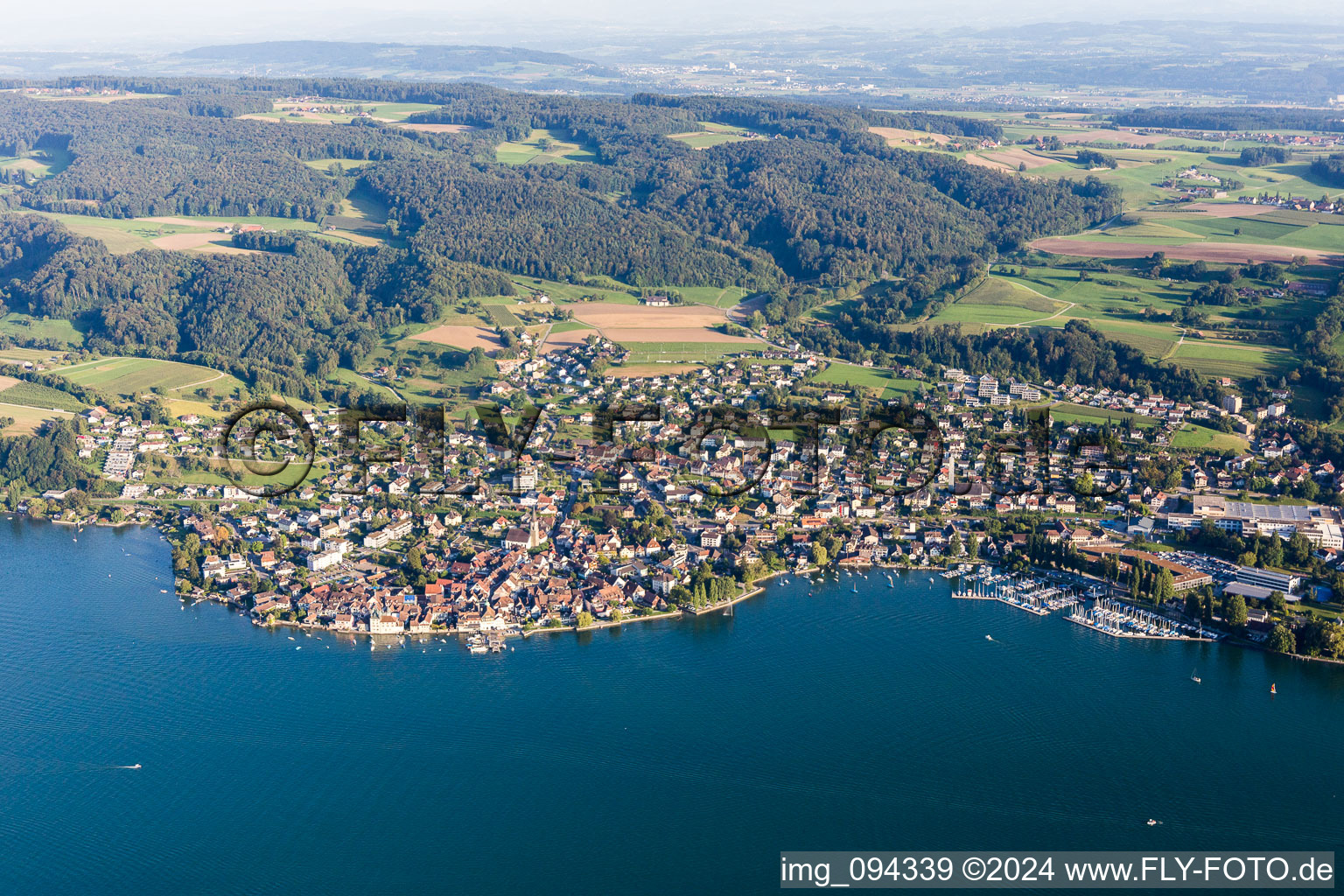 Vue aérienne de Marina avec amarrages pour bateaux de plaisance et amarrages pour bateaux au bord du lac de Constance à Steckborn dans le département Thurgovie, Suisse