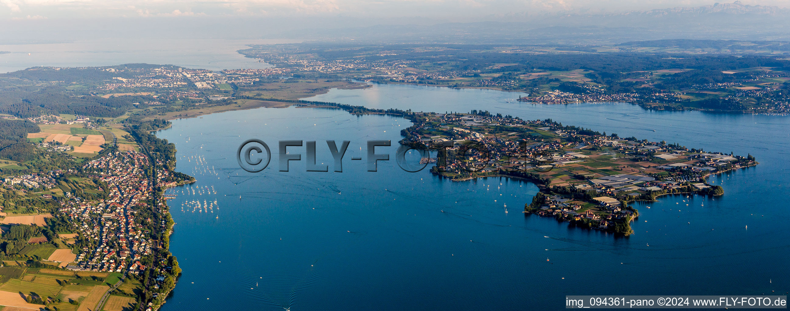 Vue aérienne de Panorama de l'île lacustre Reichenau sur le lac de Constance dans le quartier Reichenau à le quartier Mittelzell in Reichenau dans le département Bade-Wurtemberg, Allemagne