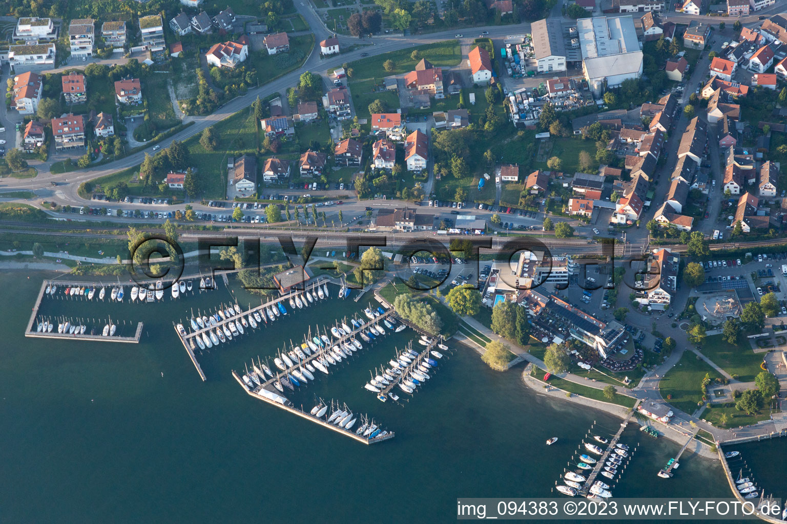 Vue aérienne de Promenade au bord de l'eau à le quartier Ludwigshafen in Bodman-Ludwigshafen dans le département Bade-Wurtemberg, Allemagne
