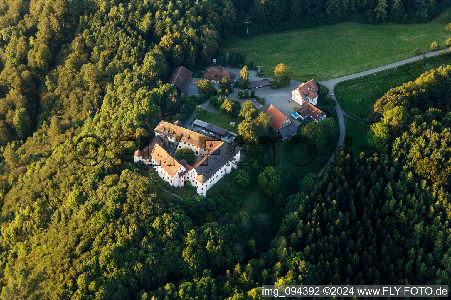 Vue aérienne de École fermée Salem Lower School (Burg Hohenfels) à le quartier Kalkofen in Hohenfels dans le département Bade-Wurtemberg, Allemagne