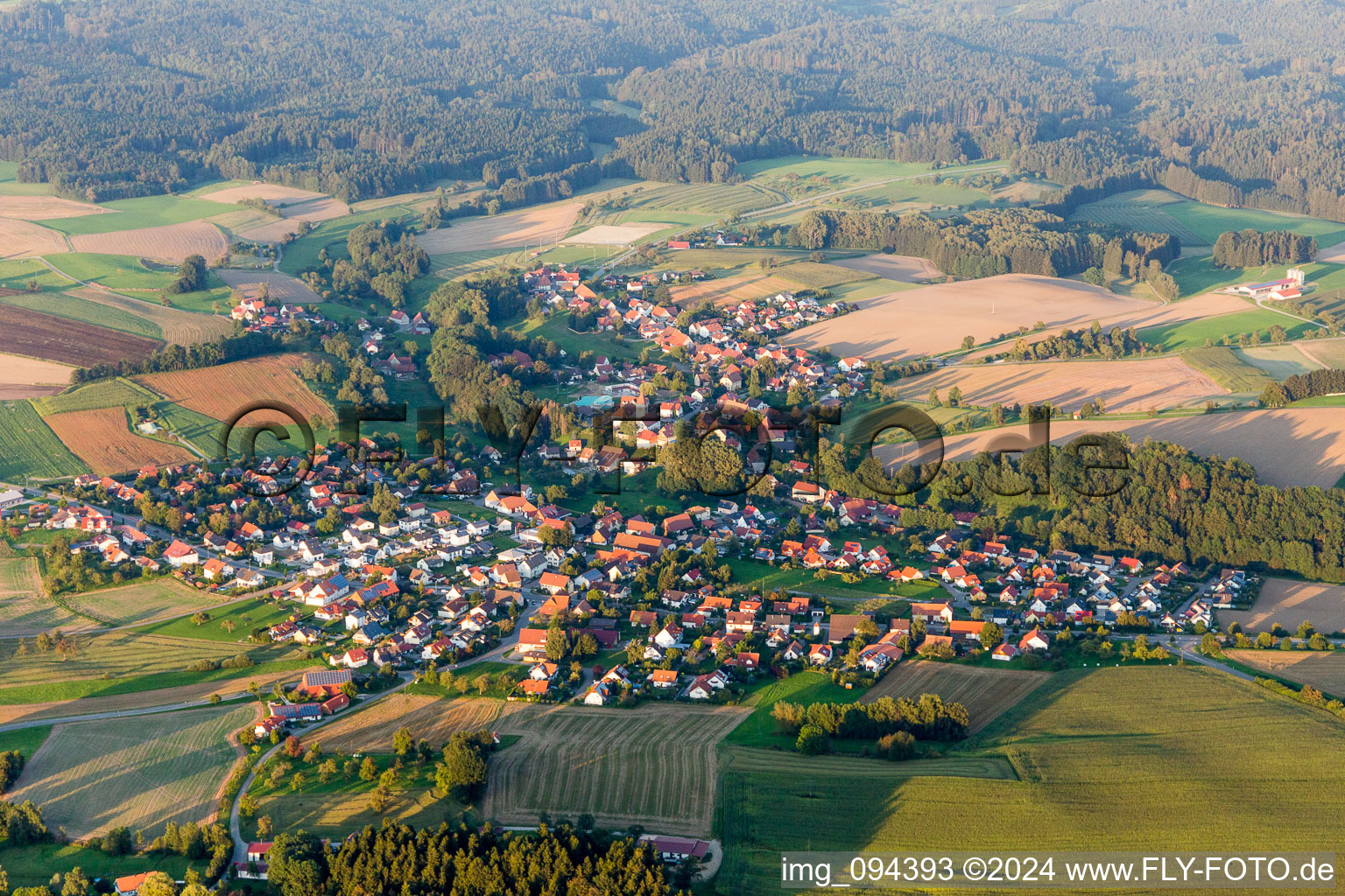 Vue aérienne de Champs agricoles et surfaces utilisables à le quartier Herdwangen in Herdwangen-Schönach dans le département Bade-Wurtemberg, Allemagne