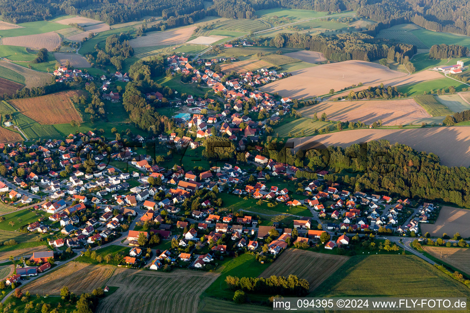 Vue aérienne de Champs agricoles et surfaces utilisables à le quartier Herdwangen in Herdwangen-Schönach dans le département Bade-Wurtemberg, Allemagne