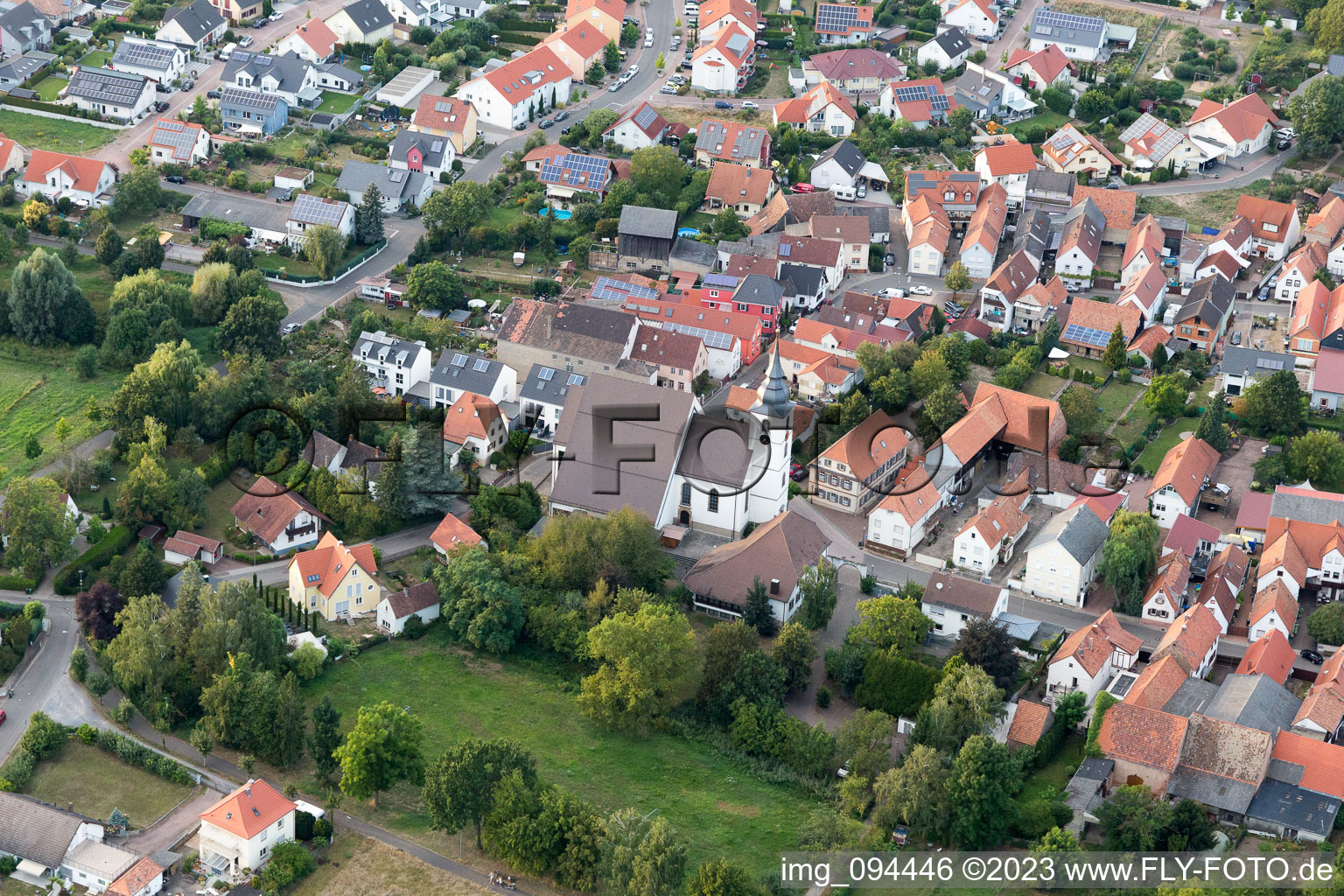 Offenbach an der Queich dans le département Rhénanie-Palatinat, Allemagne du point de vue du drone