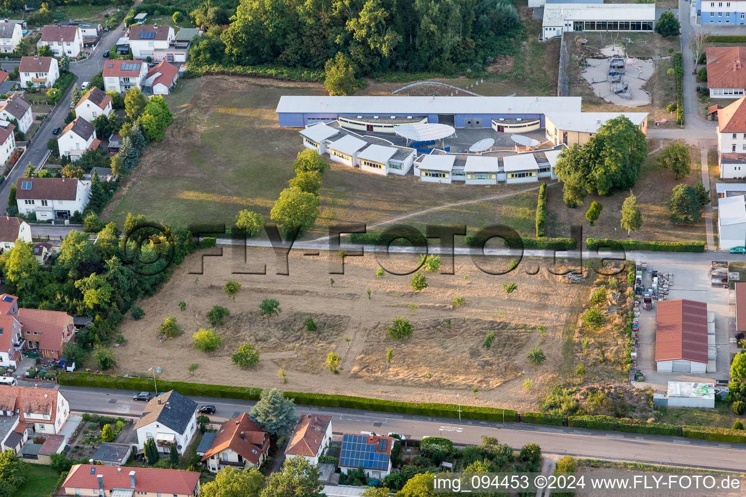 Vue aérienne de Maison d'enfants et de jeunes Jugendwerk St. Josef à le quartier Queichheim in Landau in der Pfalz dans le département Rhénanie-Palatinat, Allemagne