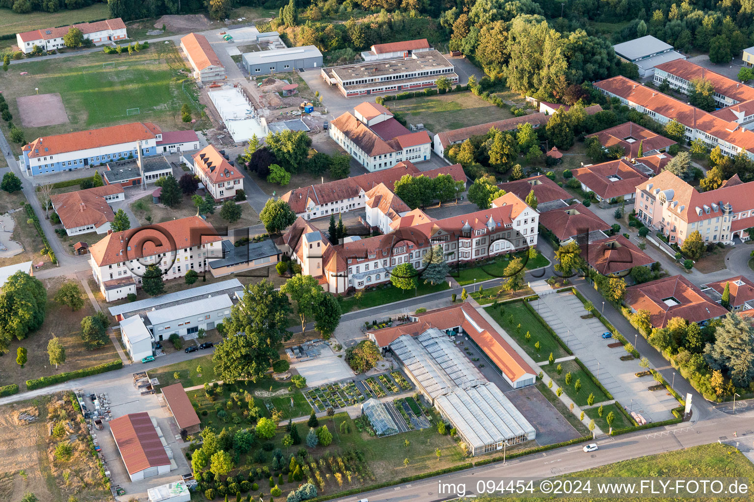 Vue aérienne de Maison d'enfants et de jeunes Jugendwerk St. Josef à le quartier Queichheim in Landau in der Pfalz dans le département Rhénanie-Palatinat, Allemagne