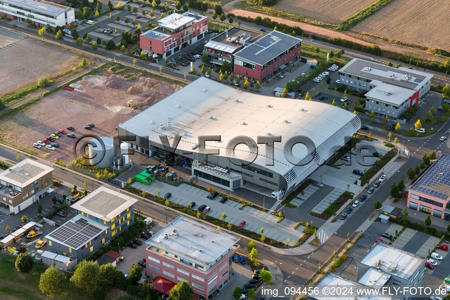 Vue aérienne de Site de l'usine Eberspächer Controls Landau GmbH & Co. KG à le quartier Queichheim in Landau in der Pfalz dans le département Rhénanie-Palatinat, Allemagne