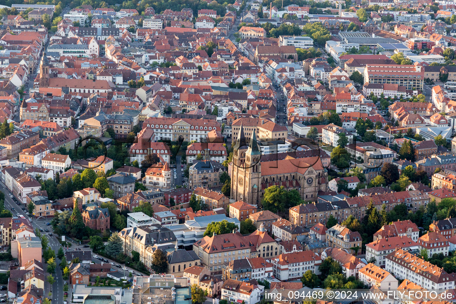 Vue aérienne de Bâtiment d'église dans le centre historique du centre-ville à Landau in der Pfalz dans le département Rhénanie-Palatinat, Allemagne