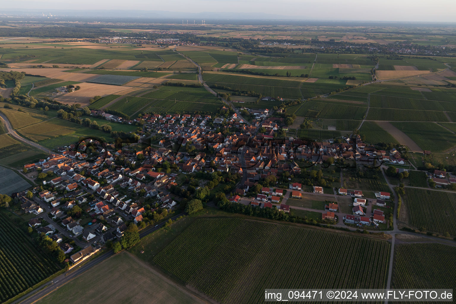 Vue aérienne de Champs agricoles et surfaces utilisables à Impflingen dans le département Rhénanie-Palatinat, Allemagne