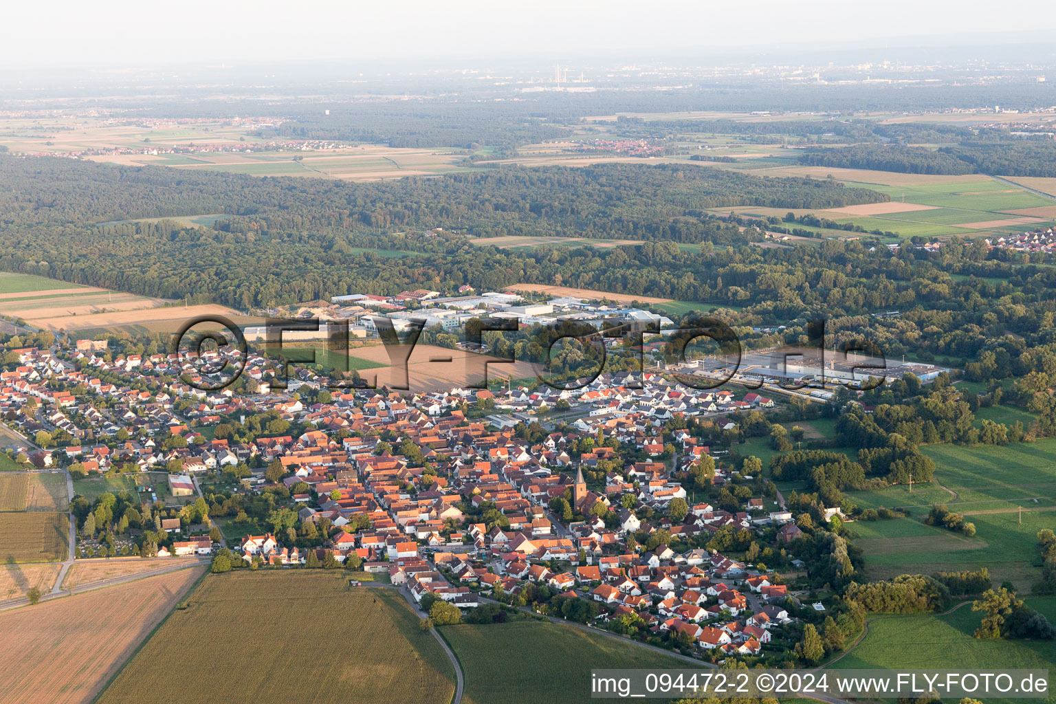 Rohrbach dans le département Rhénanie-Palatinat, Allemagne vu d'un drone