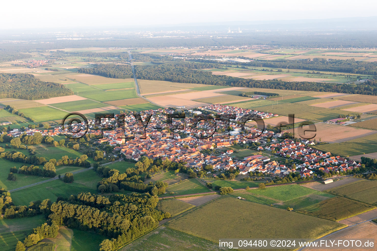 Vue d'oiseau de Du nord-ouest à Steinweiler dans le département Rhénanie-Palatinat, Allemagne