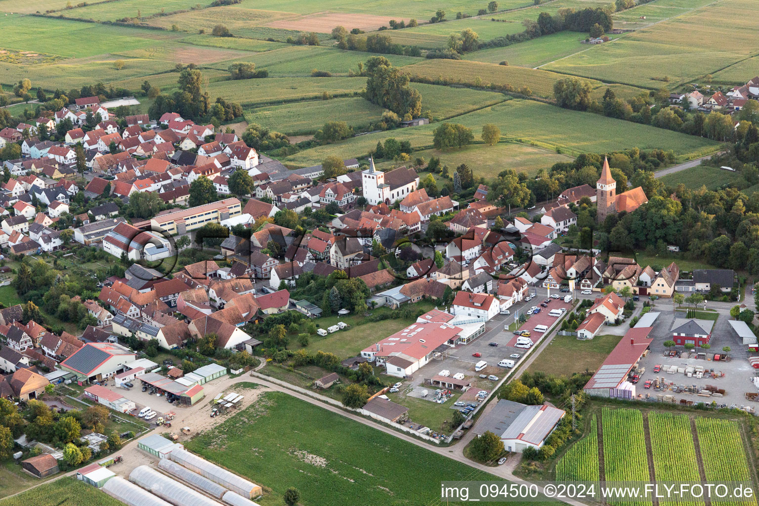 Minfeld dans le département Rhénanie-Palatinat, Allemagne du point de vue du drone