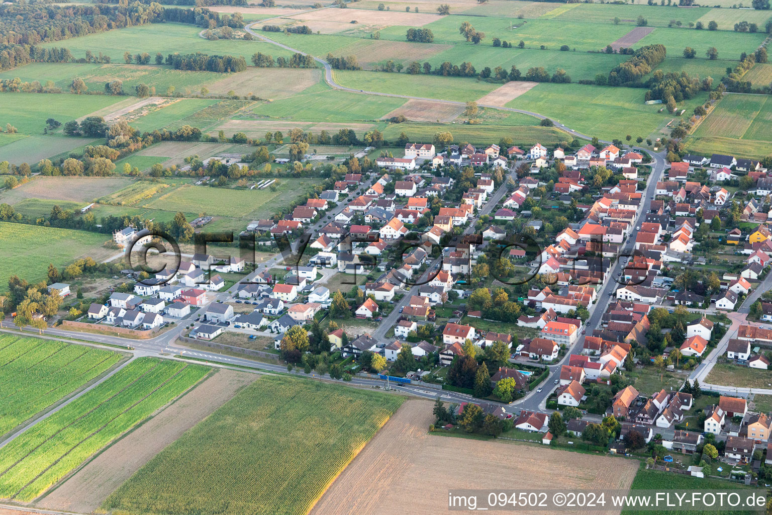 Minfeld dans le département Rhénanie-Palatinat, Allemagne vu d'un drone