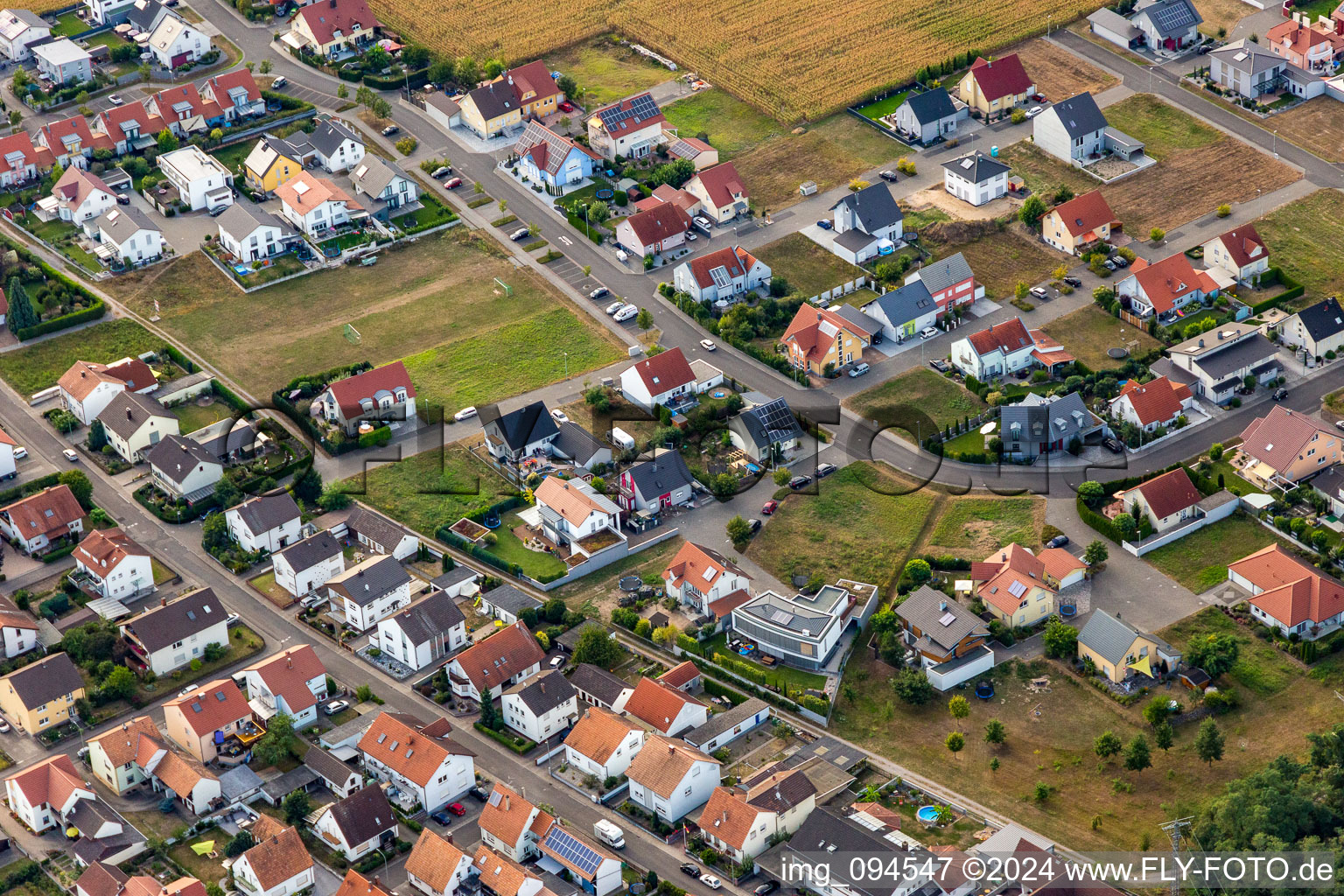 Quartier Hardtwald in Neupotz dans le département Rhénanie-Palatinat, Allemagne du point de vue du drone