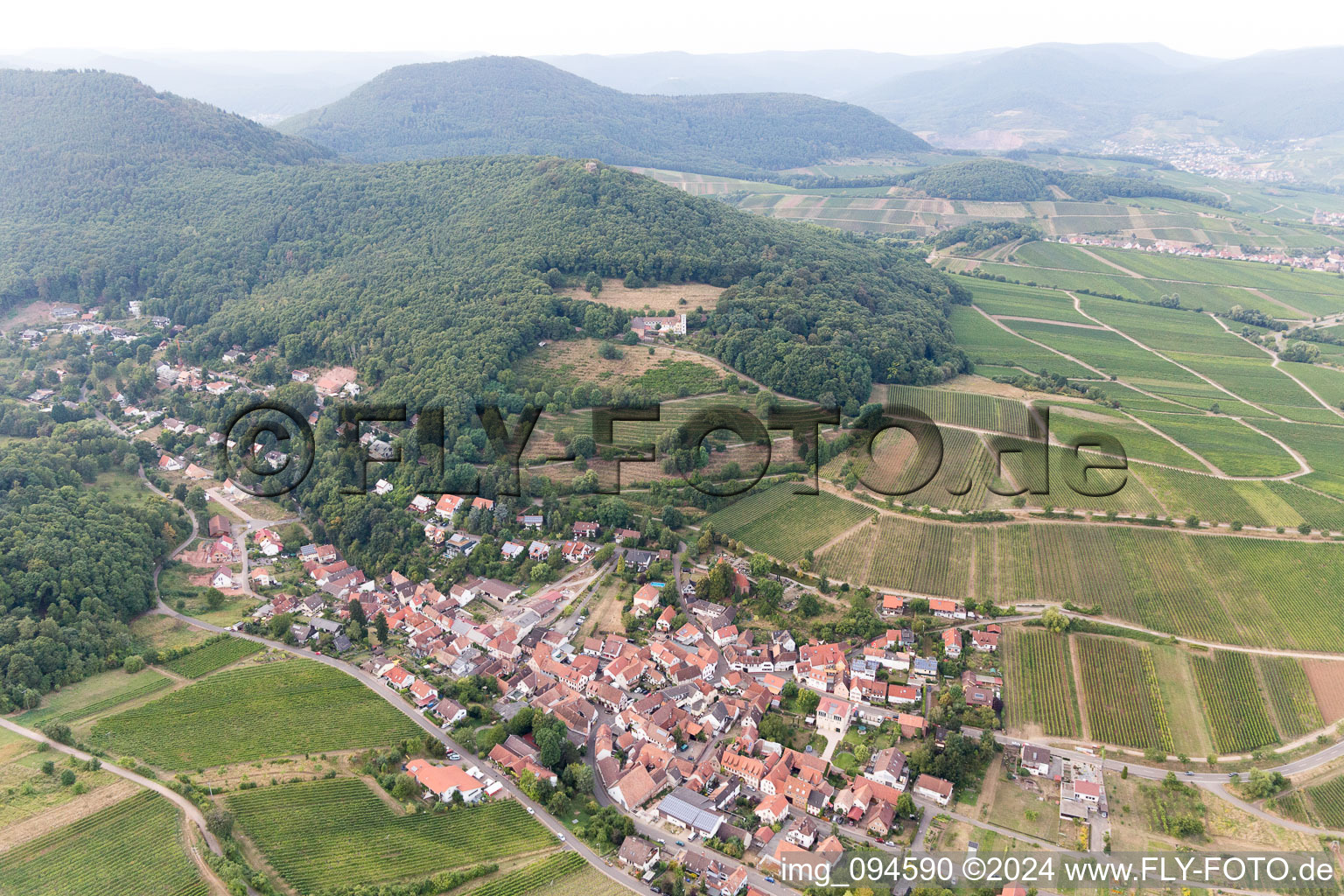 Leinsweiler dans le département Rhénanie-Palatinat, Allemagne vu d'un drone