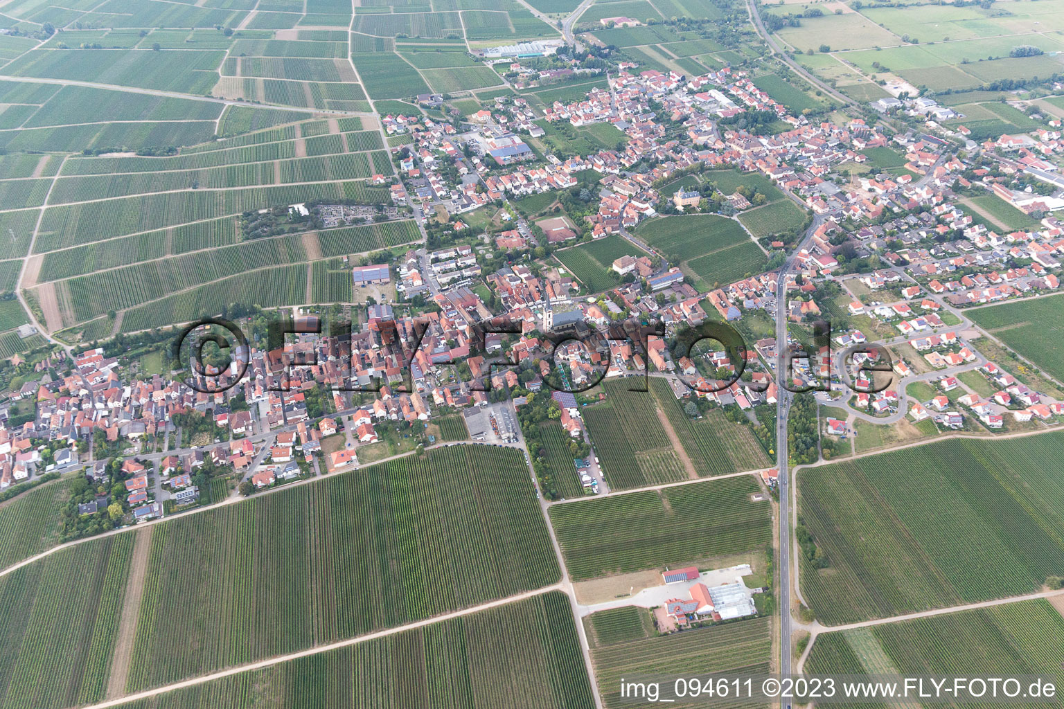 Edesheim dans le département Rhénanie-Palatinat, Allemagne vu d'un drone