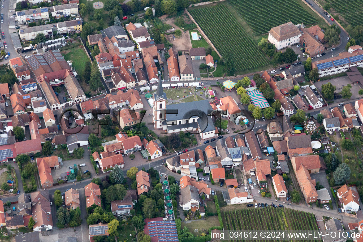 Vue aérienne de Bâtiment de l'église Saint-Pierre et Paul au centre du village à Edesheim dans le département Rhénanie-Palatinat, Allemagne