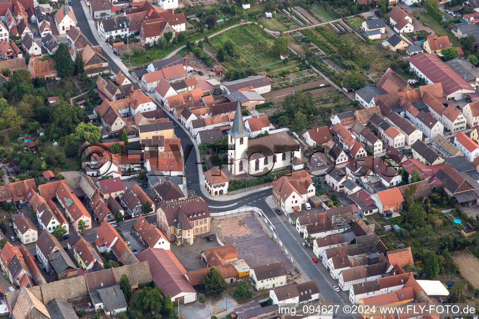 Vue aérienne de L'Église catholique à le quartier Ottersheim in Ottersheim bei Landau dans le département Rhénanie-Palatinat, Allemagne