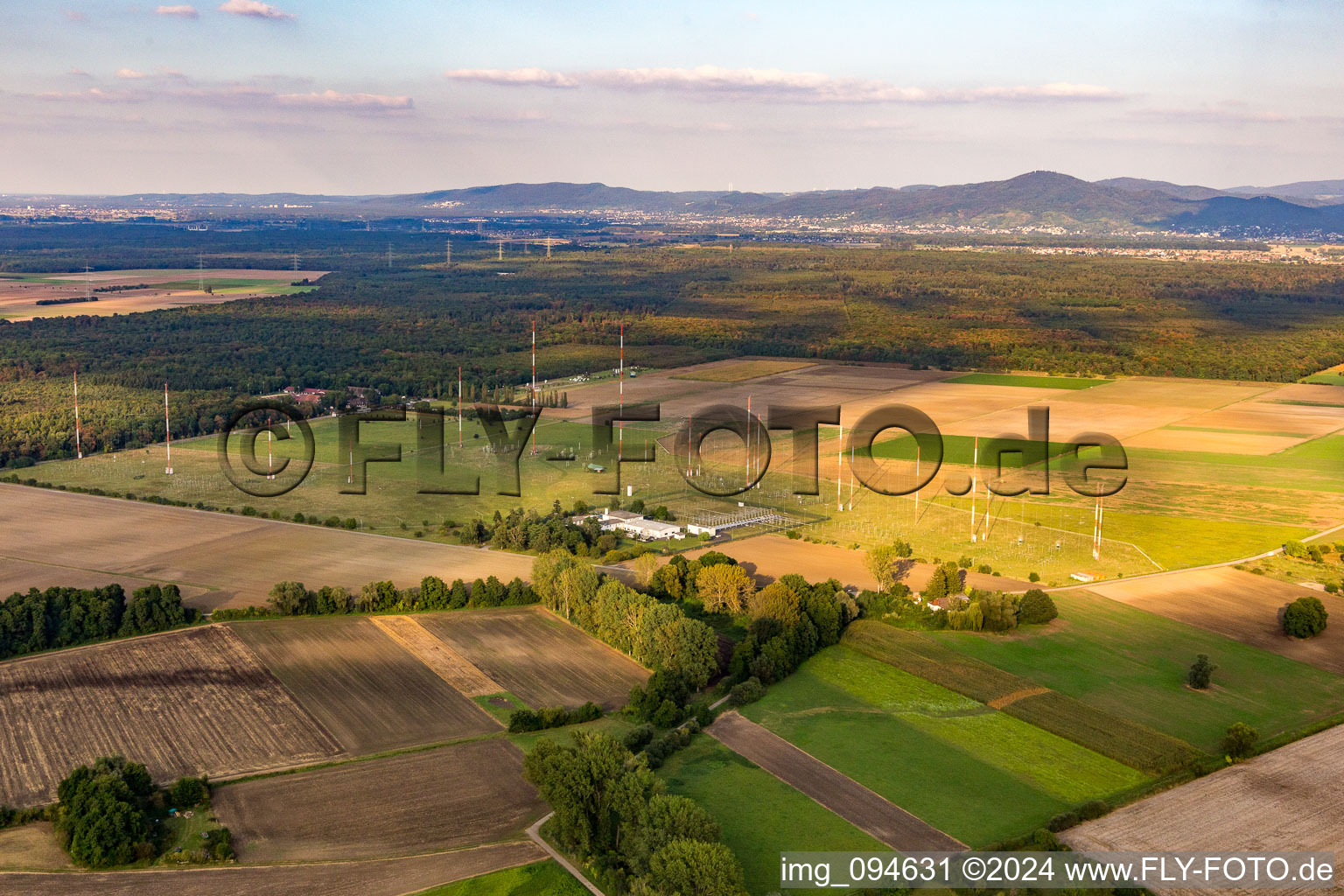 Photographie aérienne de Antennes à Biblis dans le département Hesse, Allemagne