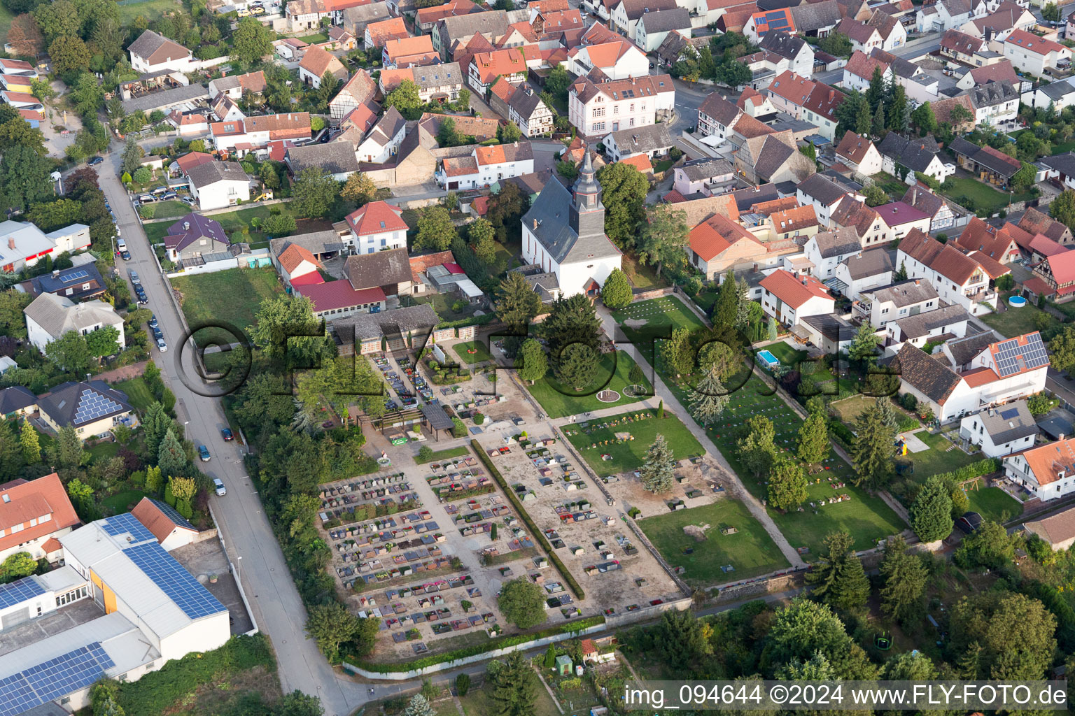 Vue aérienne de Cimetière à l'église à Groß-Rohrheim dans le département Hesse, Allemagne