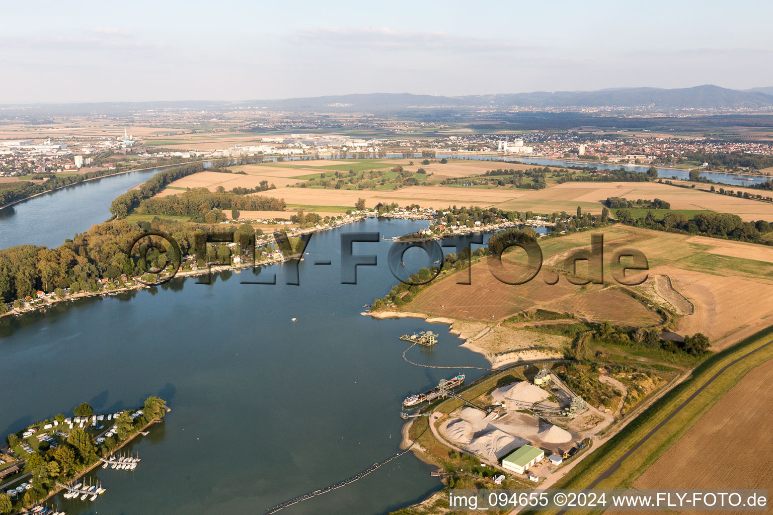 Vue aérienne de Lac Eicher à Eich dans le département Rhénanie-Palatinat, Allemagne