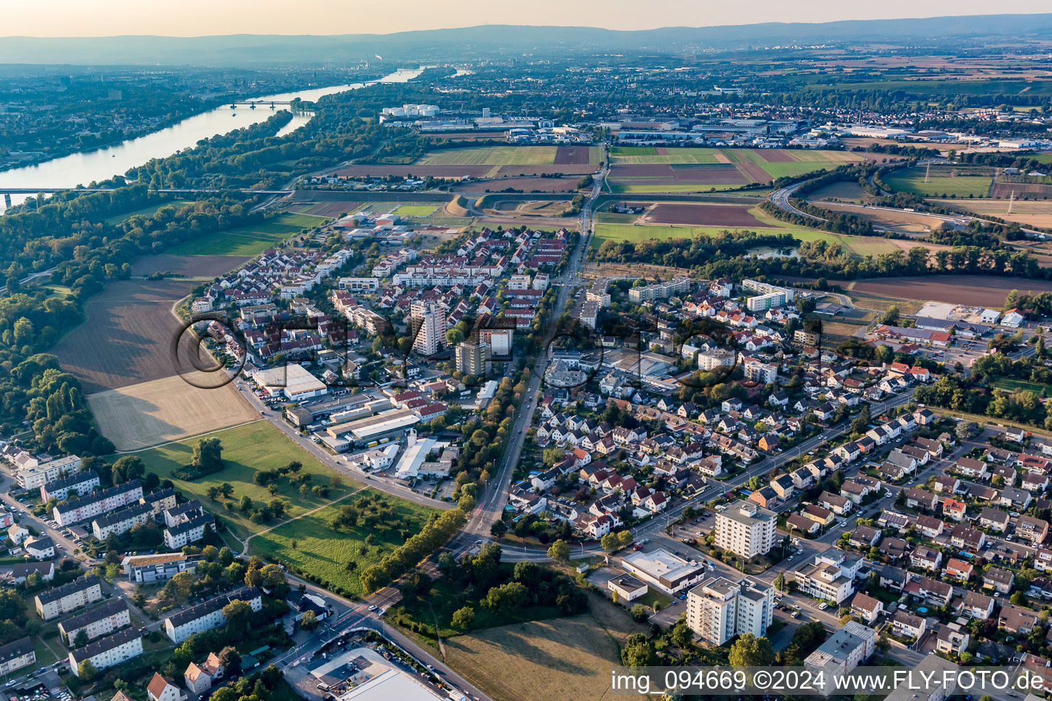 Vue aérienne de Zones riveraines du Rhin dans le district de Gustavsburg à Ginsheim-Gustavsburg dans le département Hesse, Allemagne