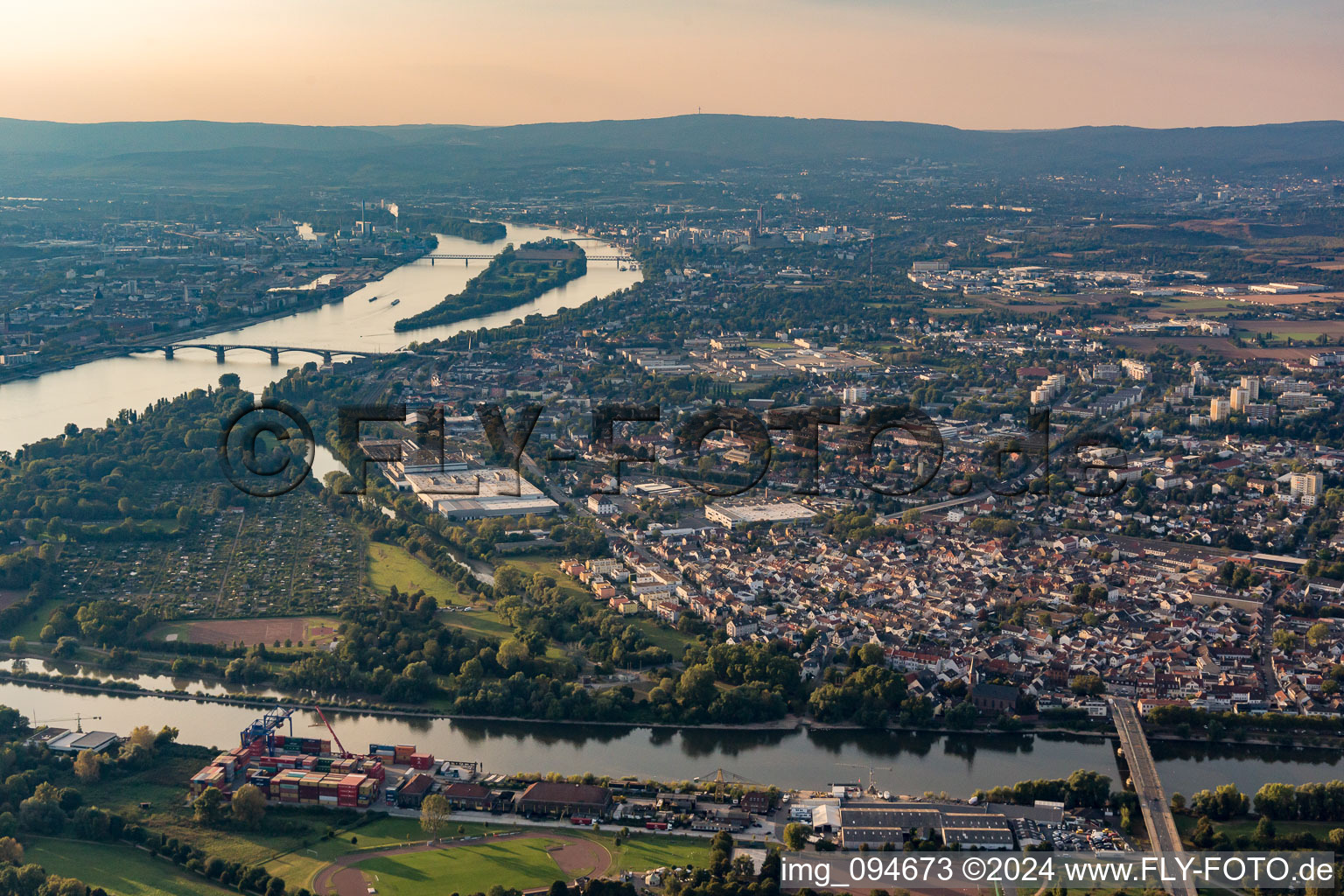 Vue aérienne de Mayence-Kostheim à Kostheim dans le département Rhénanie-Palatinat, Allemagne