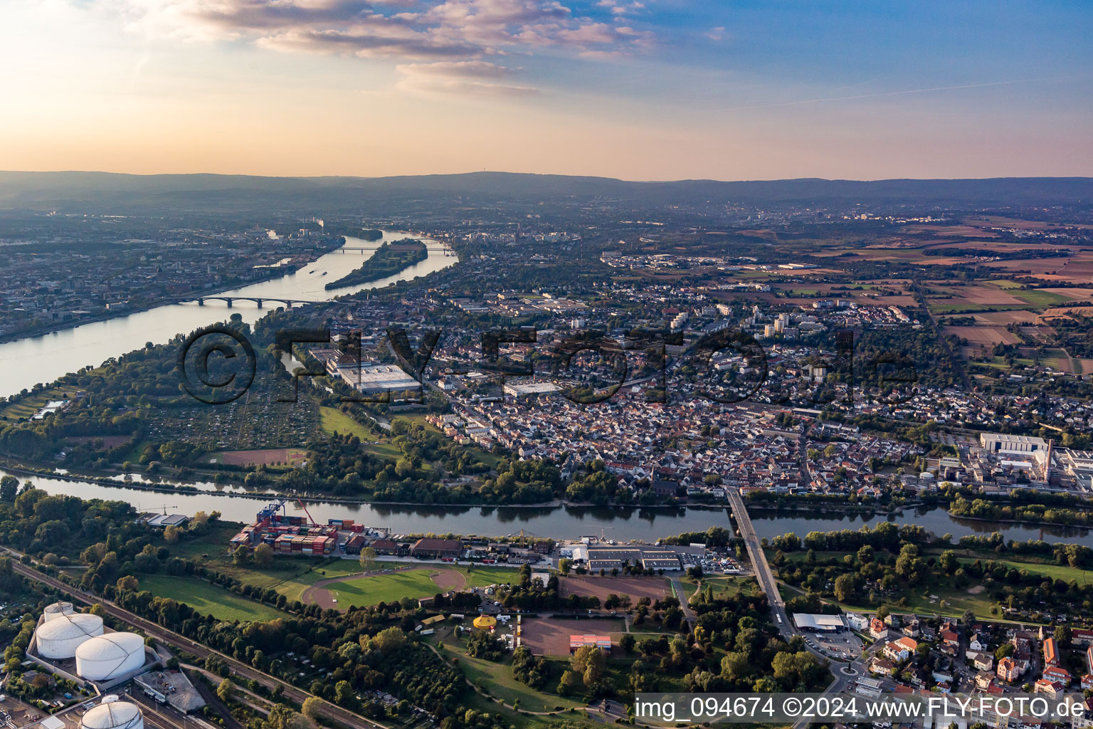 Vue aérienne de Mayence-Kostheim à Kostheim dans le département Rhénanie-Palatinat, Allemagne