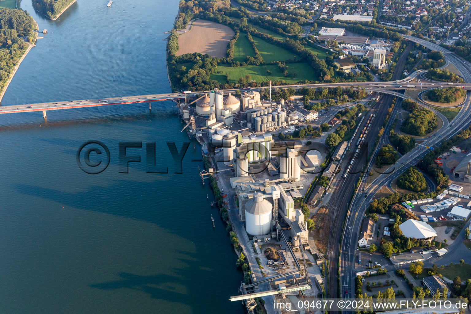 Vue aérienne de Ouvrage de pont fluvial sur l'A60 au-dessus du Rhin sur le site industriel d'ADM Mainz GmbH dans le quartier de Laubenheim à le quartier Weisenau in Mainz dans le département Rhénanie-Palatinat, Allemagne