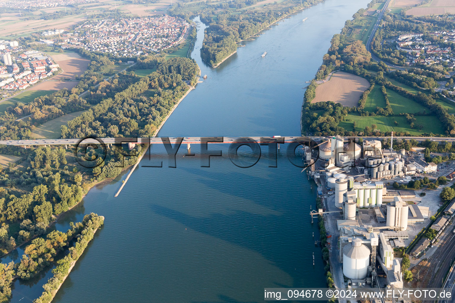 Vue aérienne de Ciment Heidelberg, autoroute A60, pont sur le Rhin à le quartier Weisenau in Mainz dans le département Rhénanie-Palatinat, Allemagne