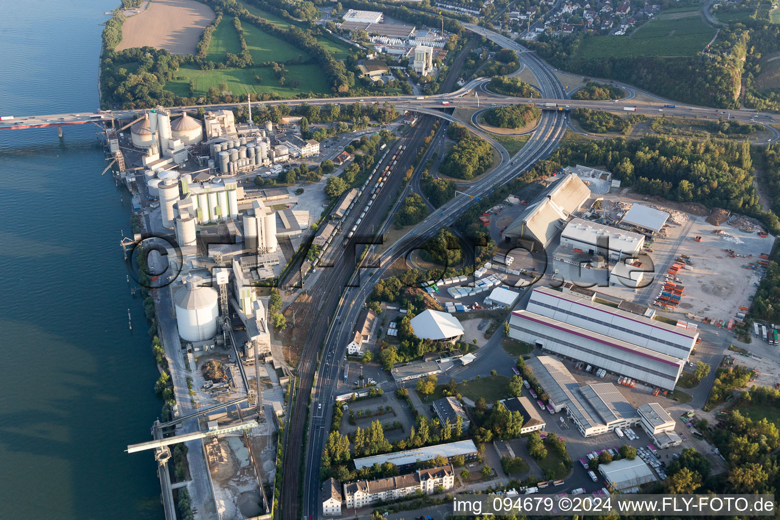 Vue aérienne de Ciment Heidelberg, autoroute A60, pont sur le Rhin à le quartier Weisenau in Mainz dans le département Rhénanie-Palatinat, Allemagne