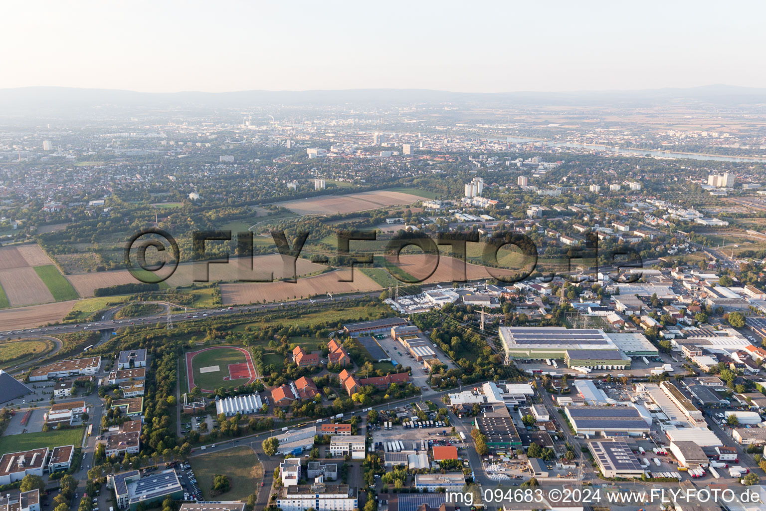 Vue aérienne de Quartier Weisenau in Mainz dans le département Rhénanie-Palatinat, Allemagne