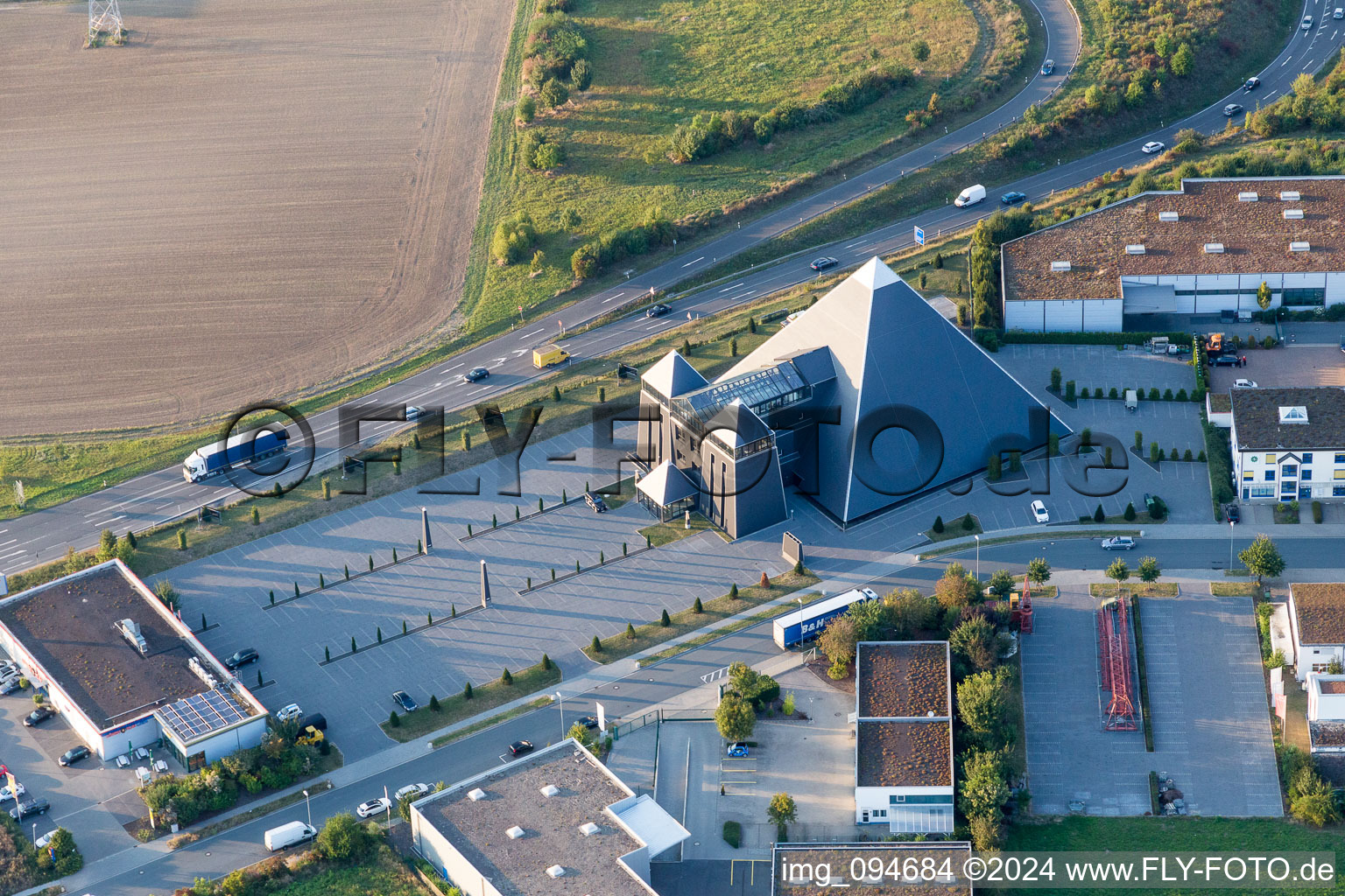 Vue aérienne de Espace événementiel et concert musical de l'Arène Pyramide Mainz à le quartier Hechtsheim in Mainz dans le département Rhénanie-Palatinat, Allemagne