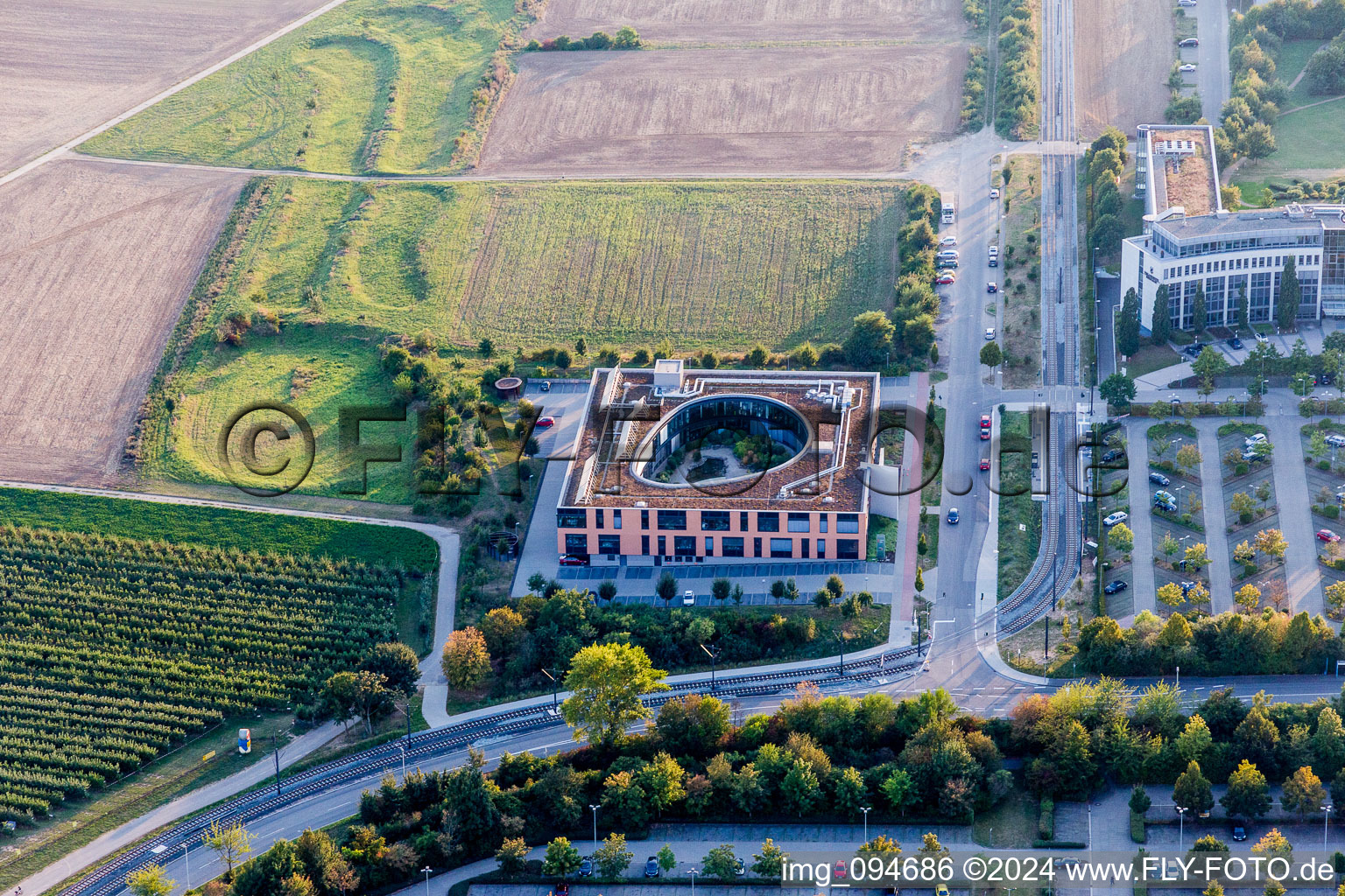 Vue aérienne de Immeuble de bureaux du bâtiment administratif et commercial de ZDF Enterprises GmbH et ZDF Werbe Fernsehen GmbH à le quartier Marienborn in Mainz dans le département Rhénanie-Palatinat, Allemagne