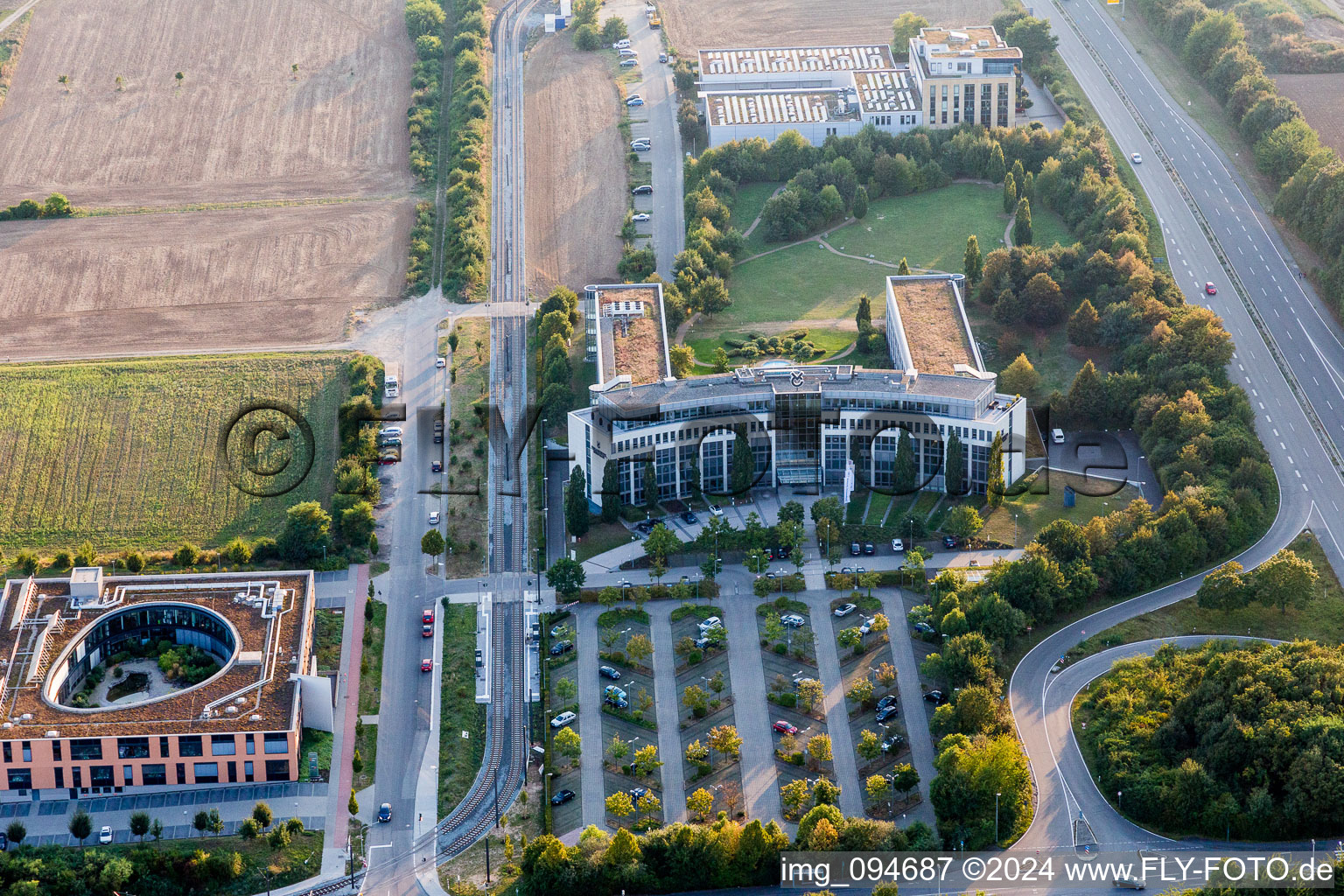 Vue aérienne de Immeuble de bureaux du bâtiment administratif et commercial de la société de médias VRM à le quartier Marienborn in Mainz dans le département Rhénanie-Palatinat, Allemagne