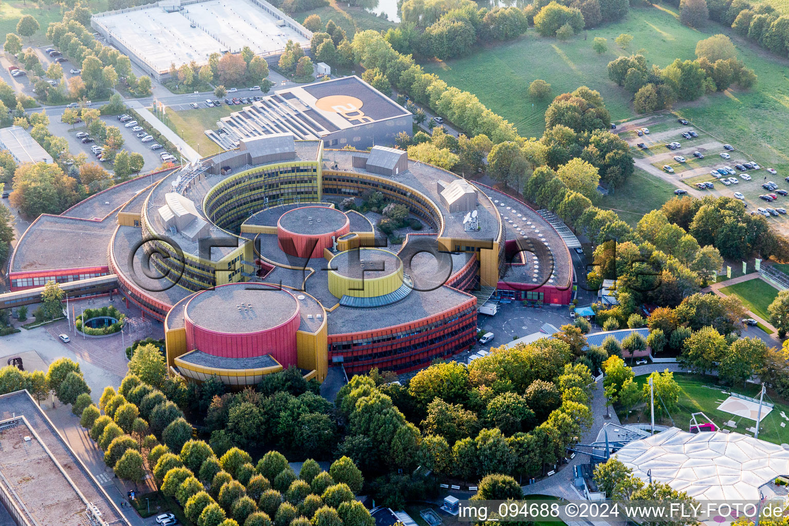 Vue aérienne de Complexe immobilier avec antennes paraboliques au centre de diffusion de la deuxième chaîne de télévision allemande à le quartier Lerchenberg in Mainz dans le département Rhénanie-Palatinat, Allemagne