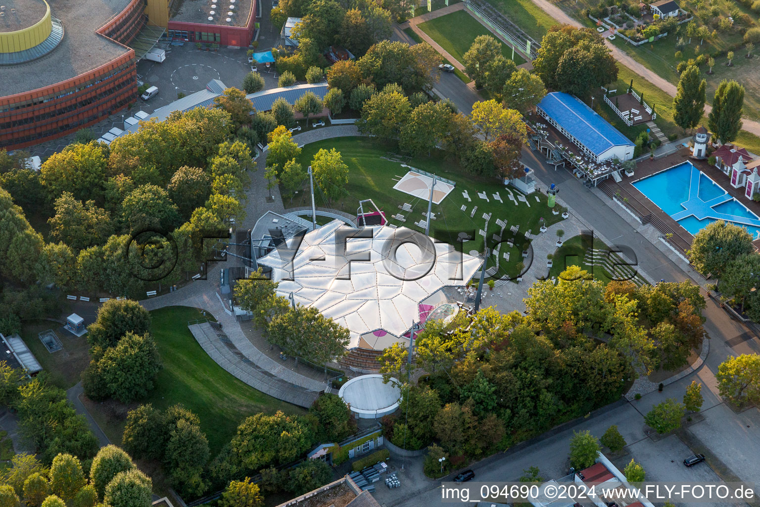 Vue aérienne de Jardin de télévision de la chaîne Deuxième télévision allemande à le quartier Lerchenberg in Mainz dans le département Rhénanie-Palatinat, Allemagne