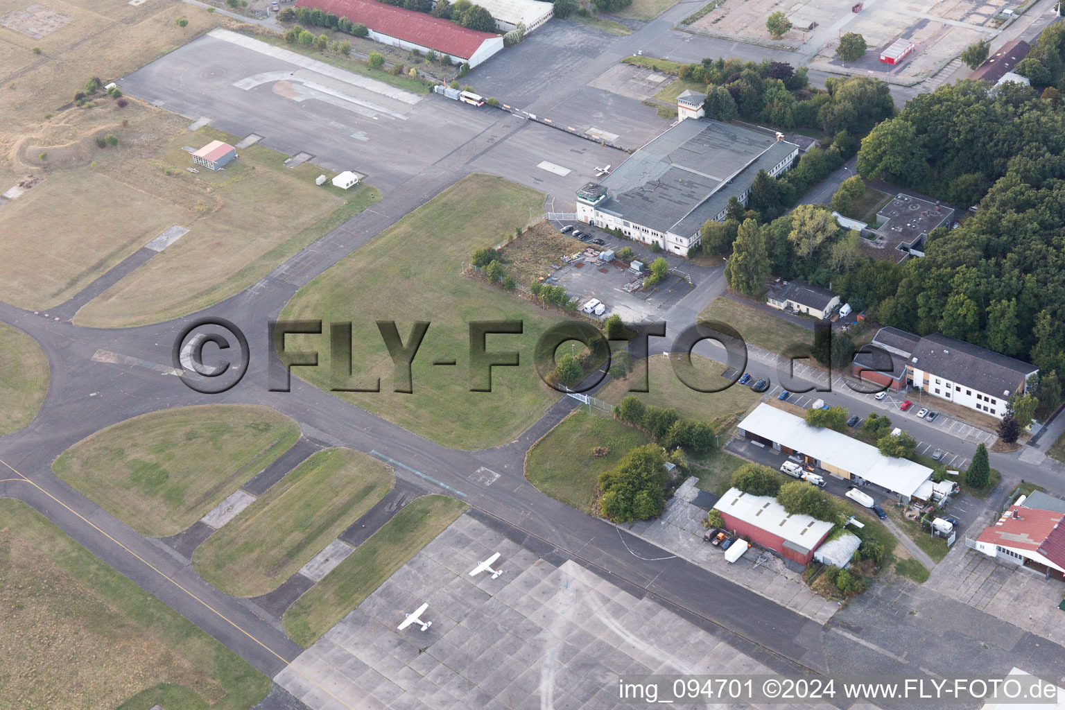 Vue aérienne de Mayence-Finten, aéroport à Finten dans le département Rhénanie-Palatinat, Allemagne