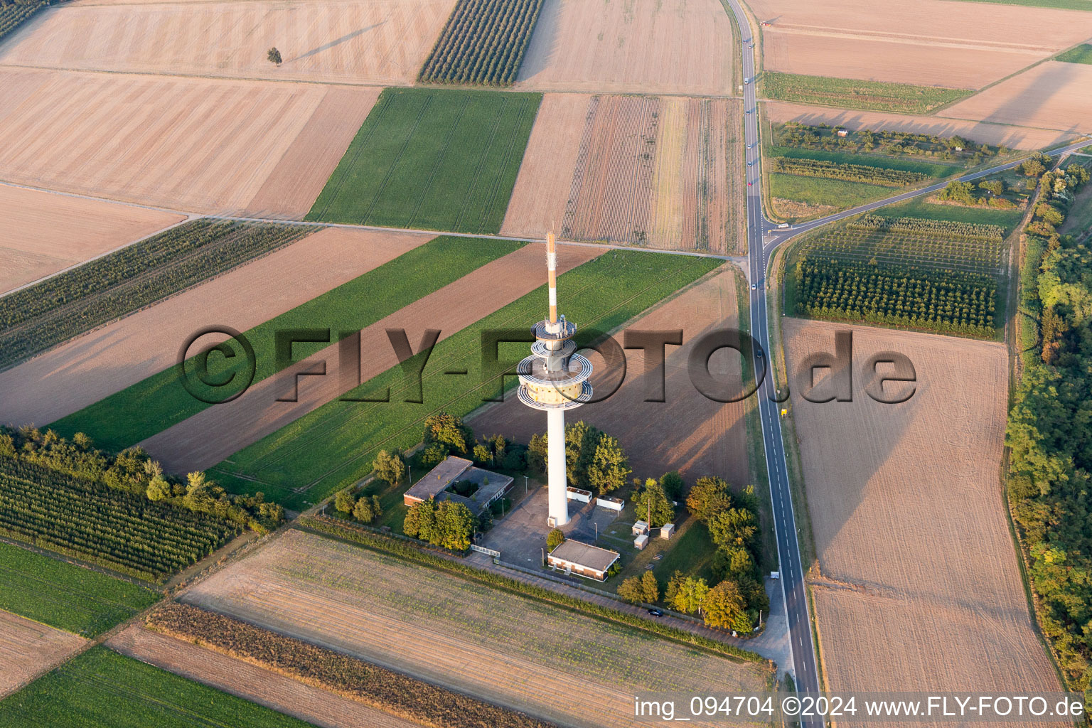 Vue aérienne de Structure de tour de télécommunications et tour de télévision à Ober-Olm dans le département Rhénanie-Palatinat, Allemagne