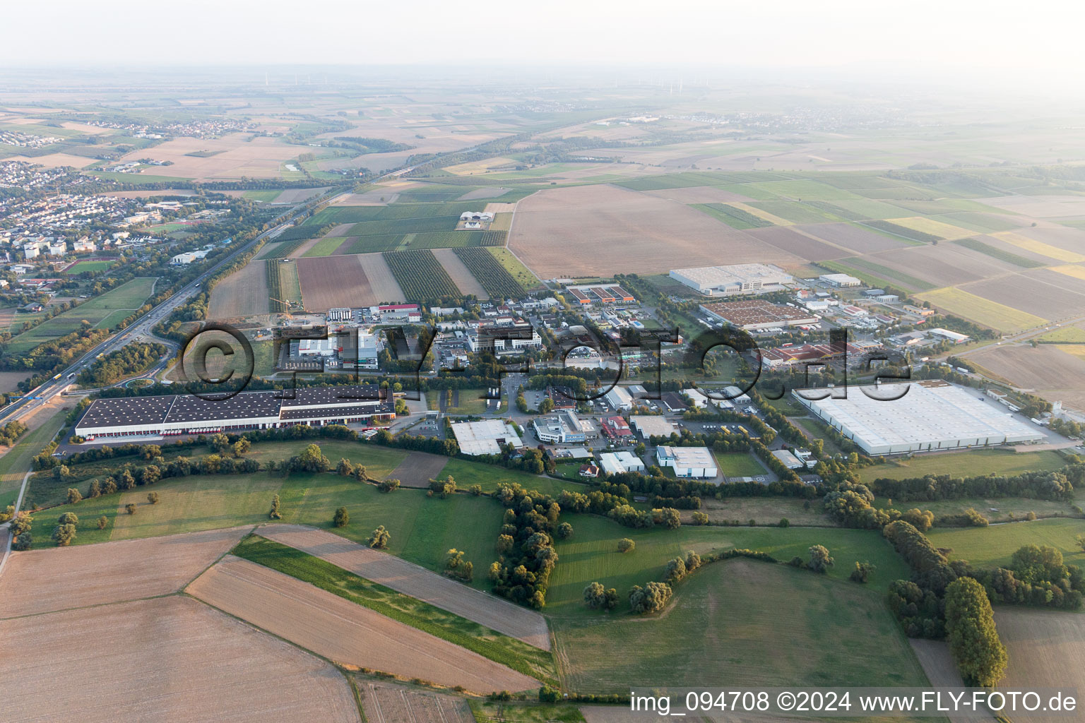 Vue aérienne de Complexe immobilier et centre logistique sur le site de l'entrepôt Tengelmann Warenhandelsgesellschaft LD sur l'A63 à Nieder-Olm dans le département Rhénanie-Palatinat, Allemagne