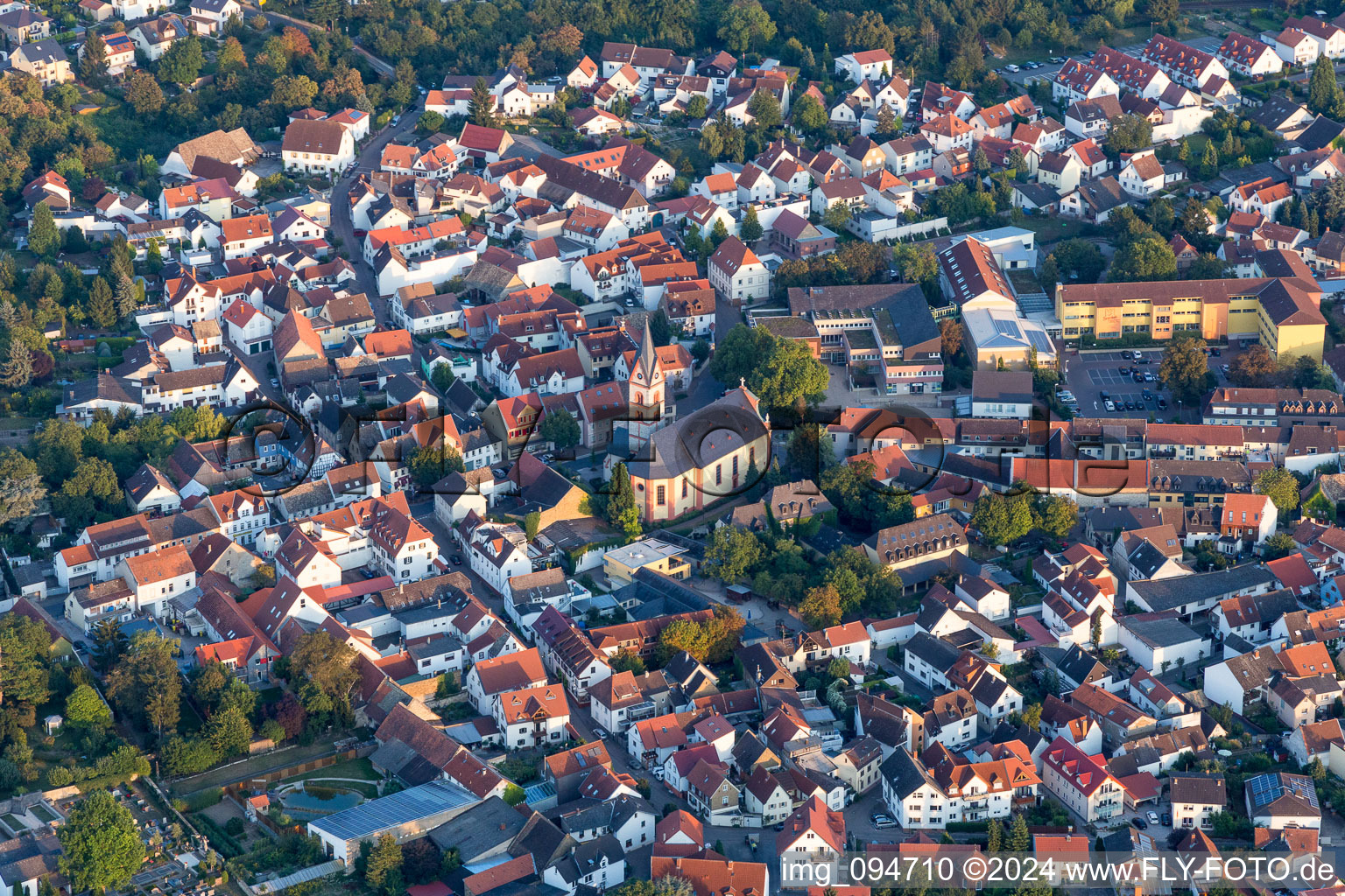 Vue aérienne de Bâtiment de l'église Saint-Georges dans le vieux centre-ville du centre-ville à Nieder-Olm dans le département Rhénanie-Palatinat, Allemagne