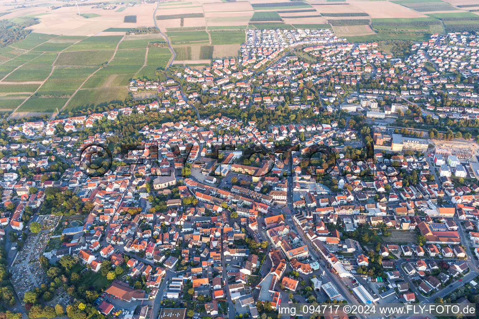 Vue aérienne de Vue des rues et des maisons des quartiers résidentiels à Nieder-Olm dans le département Rhénanie-Palatinat, Allemagne