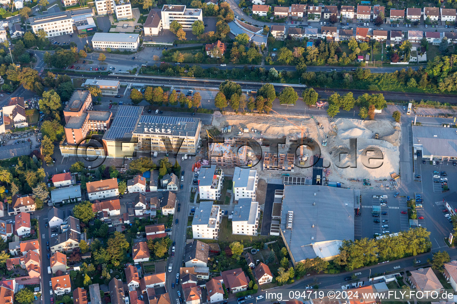 Vue aérienne de Agrandissement - nouvelle construction - chantier de construction des bâtiments et des halls de production de l'usine Eckes-Granini Deutschland GmbH à Nieder-Olm dans le département Rhénanie-Palatinat, Allemagne